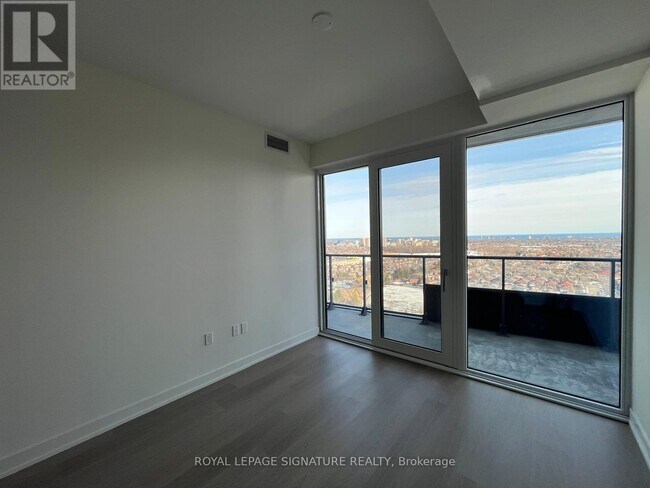 Photo du bâtiment - 448 Burnhamthorpe Rd W