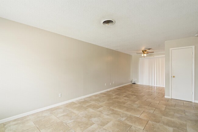 Foto del edificio - 708 W 10th St