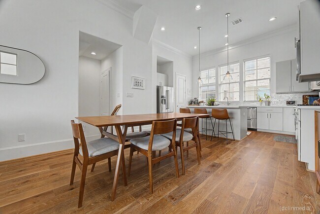 Building Photo - 4009 University Grove St