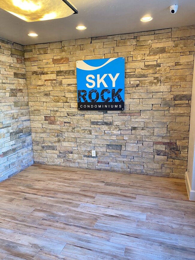 Building Photo - 3RD FLOOR CONDO IN SKYROCK WITH A VIEW!