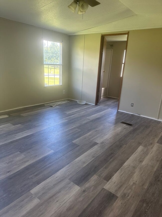 Building Photo - 3 bedroom, 2 bath single wide mobile home