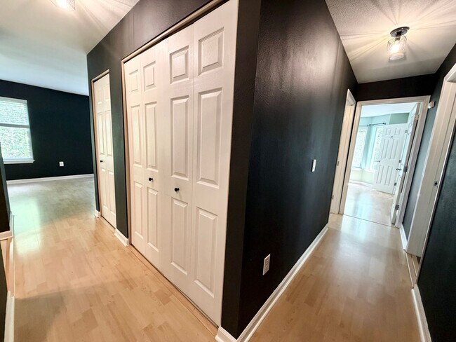Foto del edificio - Updated 2BD/2BA Condo with Green Space Views & Covered Parking