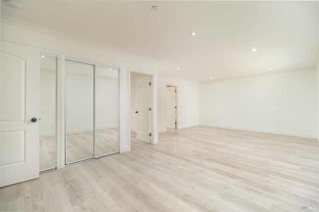 Foto del edificio - 996 Simmons Ln