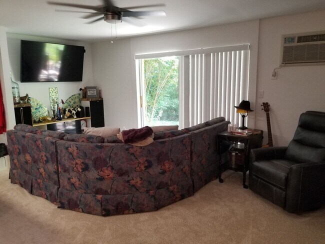 Foto del edificio - Chagrin Falls Condo for rent