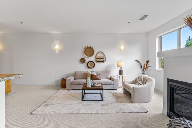 Building Photo - Updated 1BD/1BA Condo on Open Space!