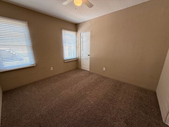 Building Photo - Cozy 3 Bedroom/1 Bath Home in Oildale!