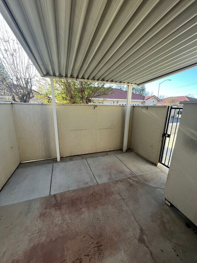 Building Photo - PRICE DROP - Perfect North Merced Location!