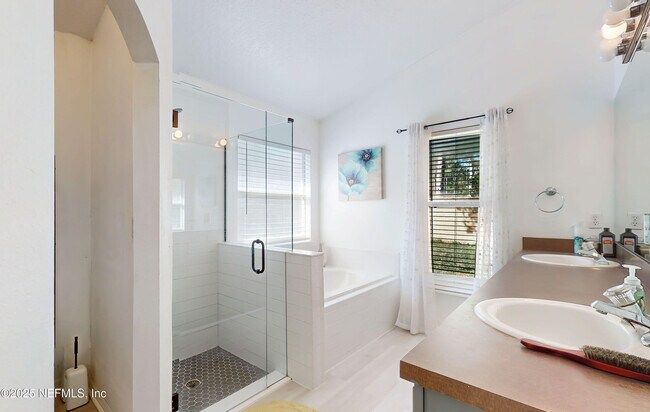 Foto del edificio - 212 Brookchase Ln W