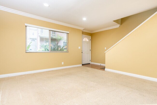 Foto del edificio - Beautiful Two-story Townhome