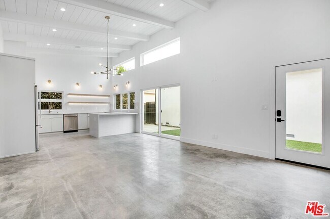 Foto del edificio - 2723 Burkshire Ave
