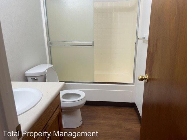 Building Photo - 2 br, 1 bath House - 915 W. Oak # 4