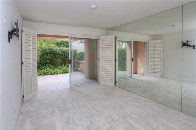 Building Photo - 322 Por La Mar Cir