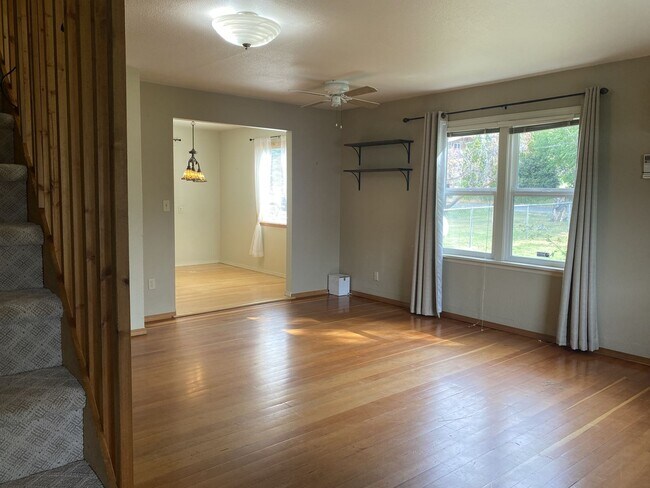 Foto del edificio - 3-Bedroom Home- Pets Allowed with Approval