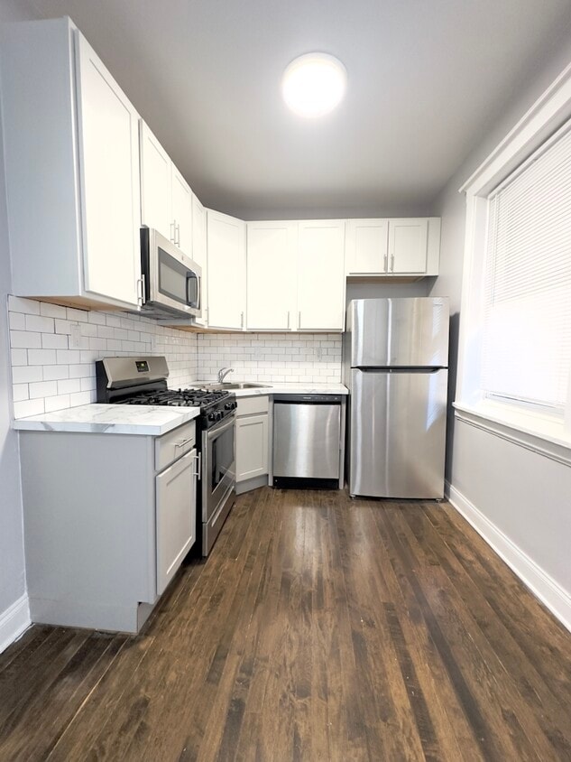 Foto principal - 1258 W Montrose Ave
