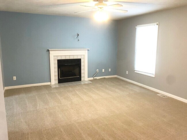 Building Photo - Incredible Townhome in North Normal!!