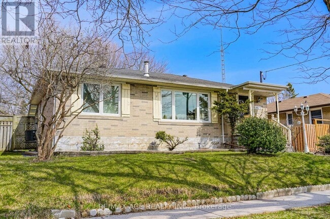 Building Photo - 1425 Lakefield St