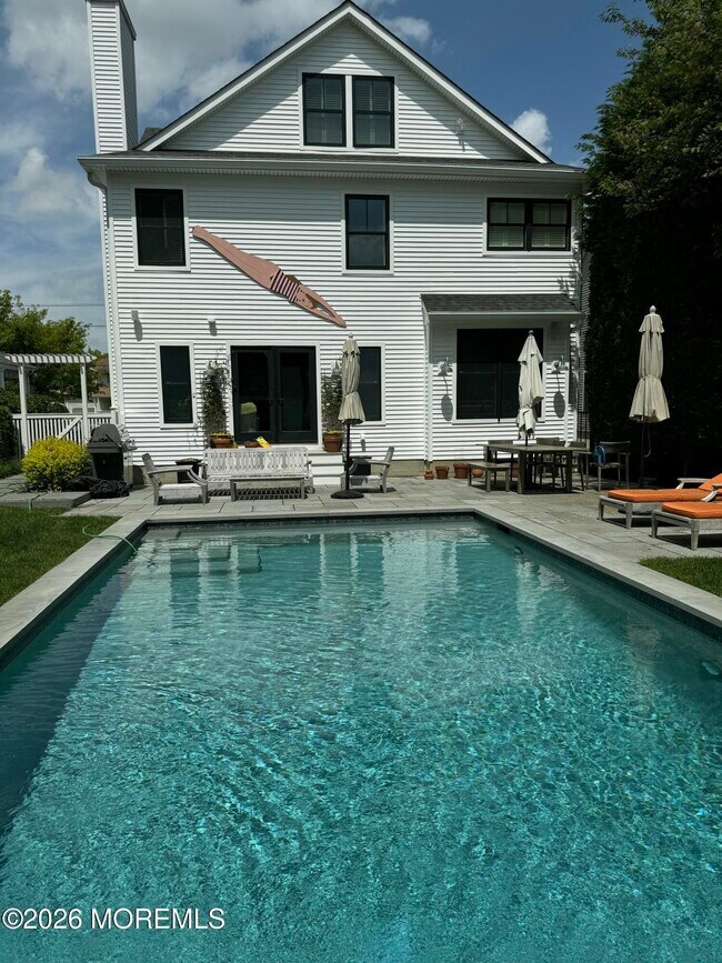 Building Photo - 513 Morris Ave