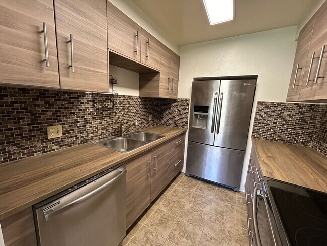 Building Photo - 1 Bed, 1 Bath in Mission Hills!! Water/Trash Paid