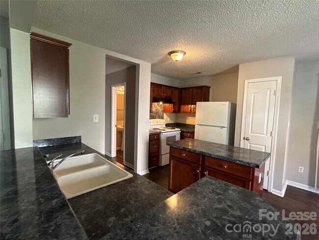Foto del edificio - 1601 Elk Creek Ct