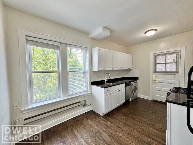 Foto del edificio - 3826 N Greenview Ave