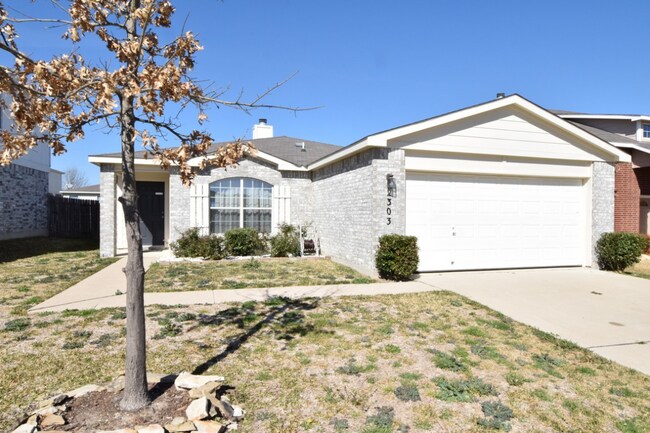 Building Photo - 2303 Maedell Dr
