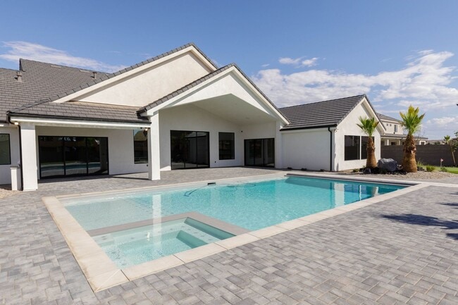 Foto del edificio - Gorgeous Custom Single Story with RV Garage