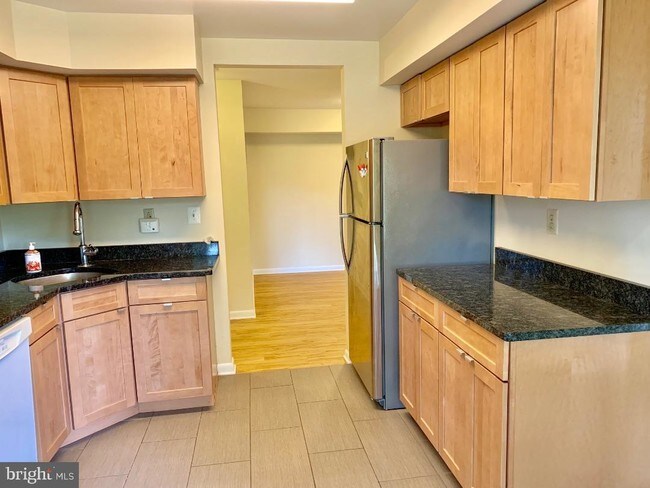 Building Photo - 121 Commonwealth Ct