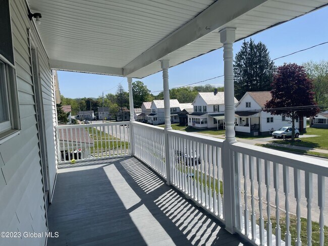 Building Photo - 405 Oak St