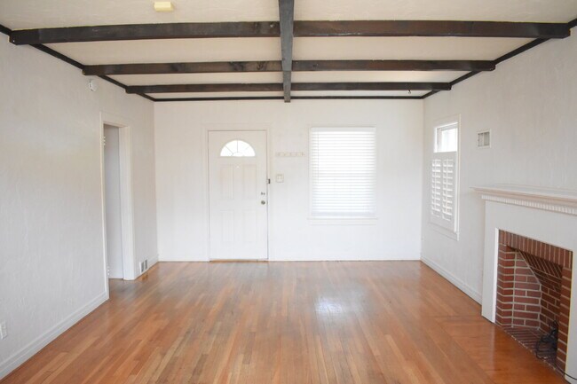 Foto del edificio - 2 Story Cute House Close to Campus! Lease Now for the 2026-2027 School Year! Available September ...
