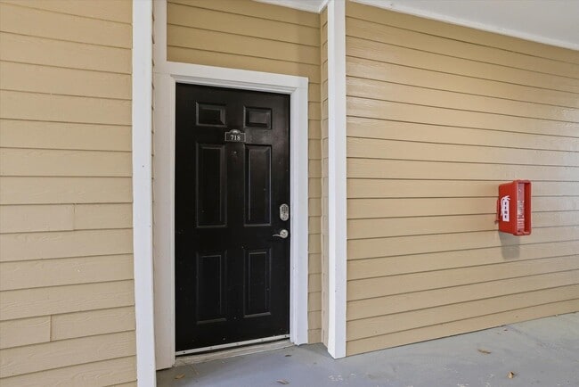 Building Photo - 2801 Chancellorsville Dr