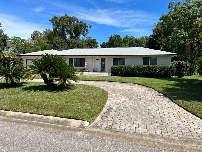 Foto del edificio - Splendid 3 Bed/2 Bath Home in North Pensacola