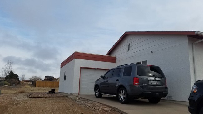 Cochera - 333 W Concho Dr