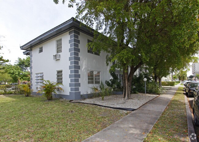 Foto del edificio - 251 Madeira Ave