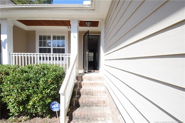 Building Photo - 611 Orchard Falls Dr
