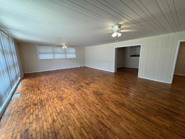 Building Photo - Nice 3/2 House in Summerville Park- $1,795