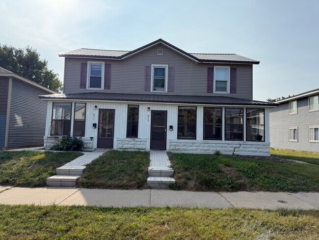 Building Photo - 613 9th St N