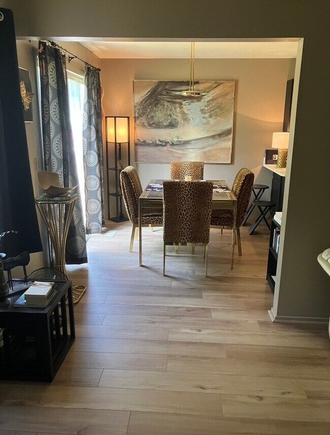 Foto del edificio - 6431 Deerhurst Dr