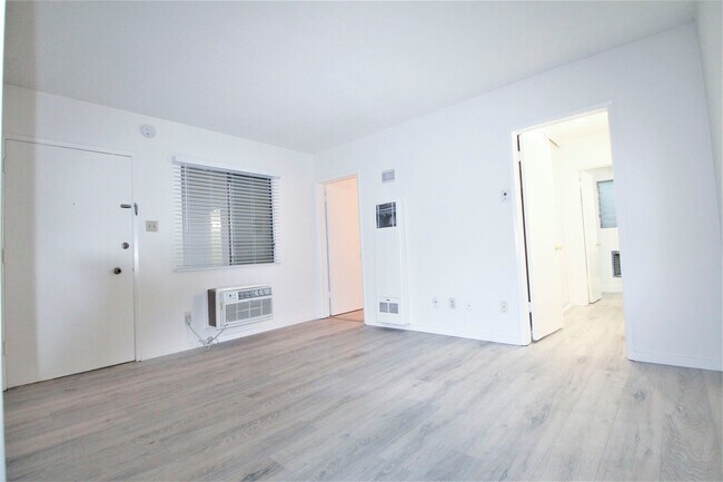 Building Photo - 356 W Doran St