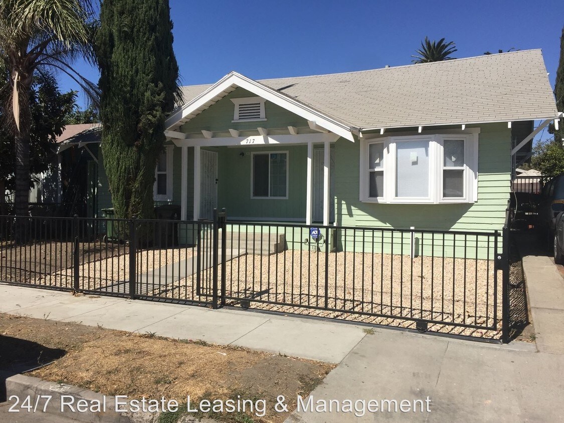 Primary Photo - 717 W 52nd Pl