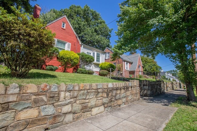 Building Photo - Charming 3 BR/3 BA Single-Family Home in B...