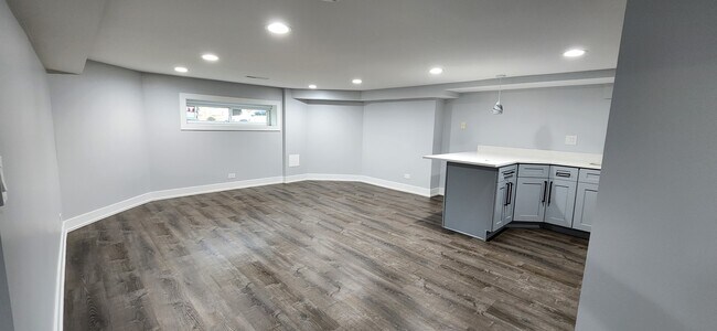 Building Photo - 6532 N Francisco Ave