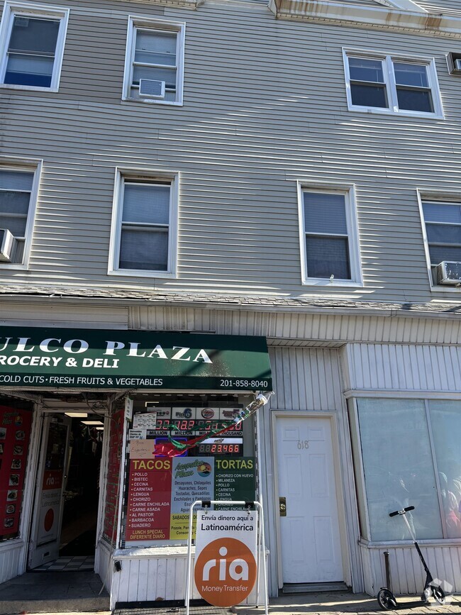Building Photo - 618 Broadway