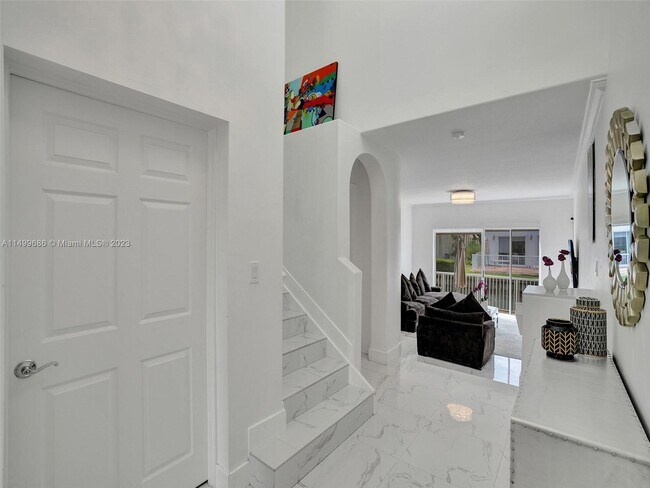 Building Photo - 20870 NE 30th Pl