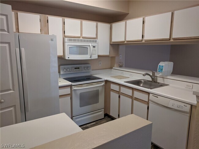 Building Photo - 6400 Aragon Way
