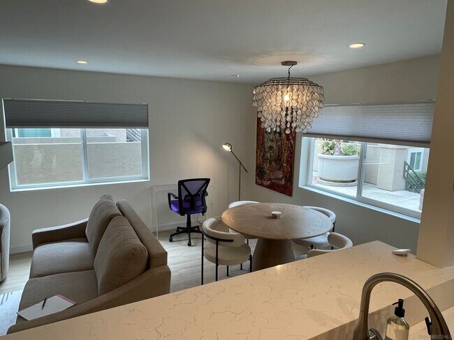 Foto del edificio - 7425 Charmant Dr