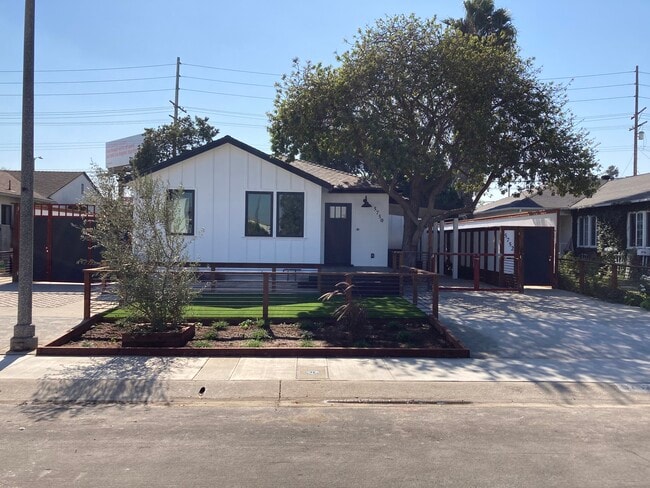 Building Photo - 5752 W 85th Pl