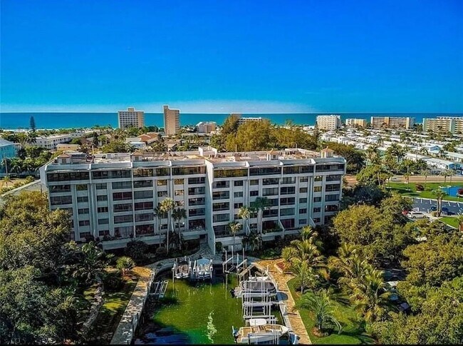 Foto del edificio - 5911 Midnight Pass Rd