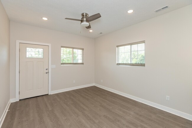 Upstairs Unit A Living Room - 752 N Elder Ave