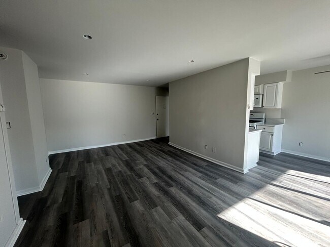 Building Photo - 15050 Burbank Blvd