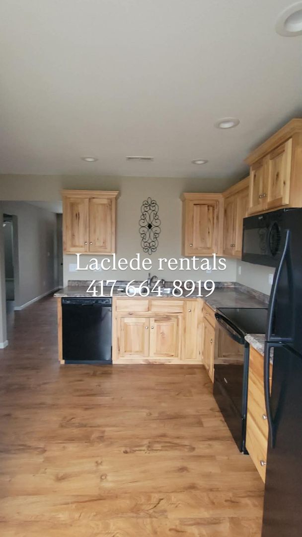 Foto del edificio - 3 Bedroom 2 Bath with an attached 2 Car Garage